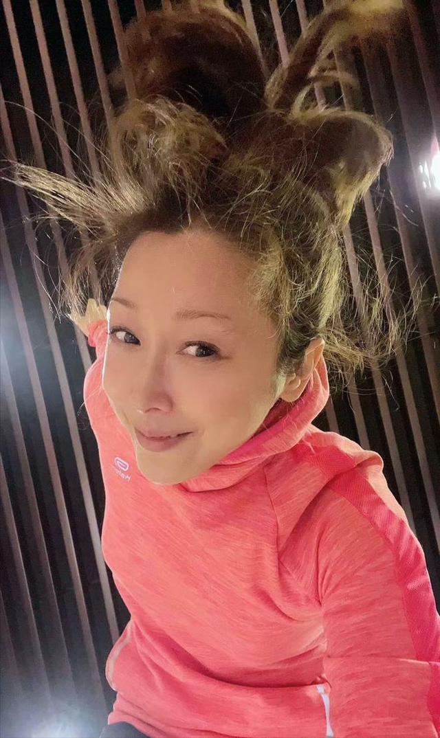 50岁孙悦晒出生时老屋，被儿子吐槽像鬼屋，17年前嫁身家10亿富商