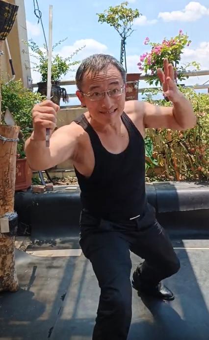 的场合下,罗神贵却丝毫不慌,在闪转腾挪之间迅速击中对方要害,最后