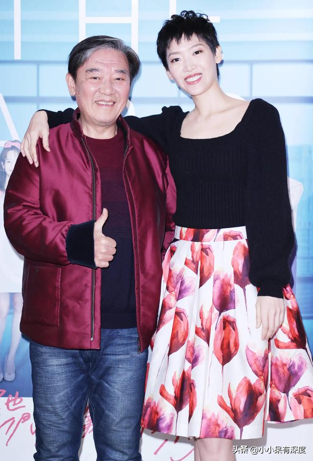老戏骨李立群的隔离生活，与妻子照片，头发花白互相依偎恩爱十足
