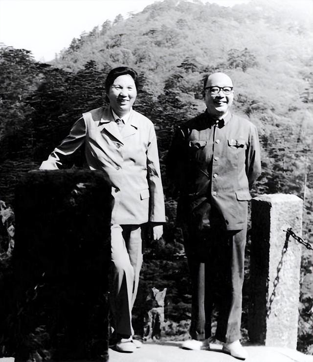 陈慕华：国军少将之女，成为中国第二位女副总理，却也有遗憾