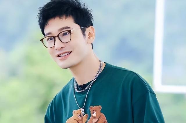 黄晓明低调捐物资，驰援上海首位艺人，还遭网友嘲讽不管家乡