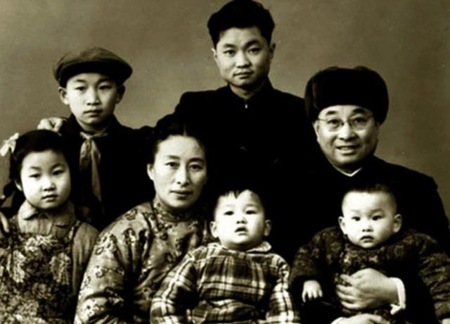1951年陈赓从朝鲜回国，受邀参加舞会，过程中突然大喊“救命啊”
