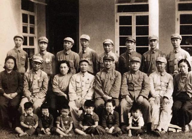 1956年陈赓带一少年来到中南海，碰见周恩来，陈赓：你看他像谁？