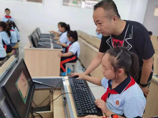 家长开启凡尔赛模式：谁说娃写作业“鸡飞狗跳”？不存在！“双减”一来，亲子关系杠杠滴