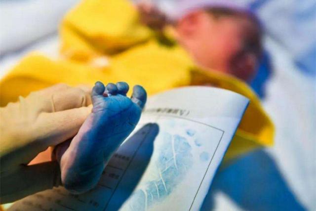 医院为何留新生儿的脚印而非手印？医生不说，父母也要心里有数