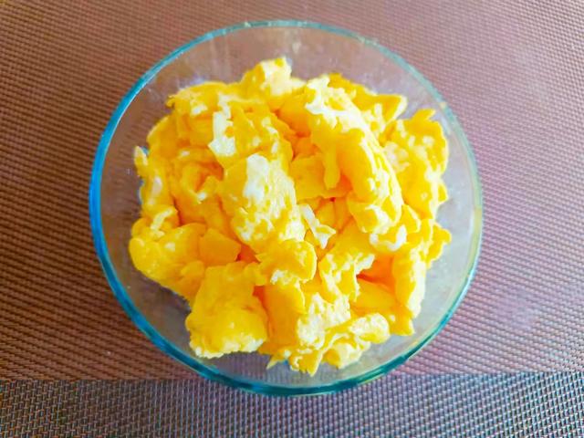 冬天又干又冷，记得给孩子吃1道“暖和菜”，通便润肠，真香啊