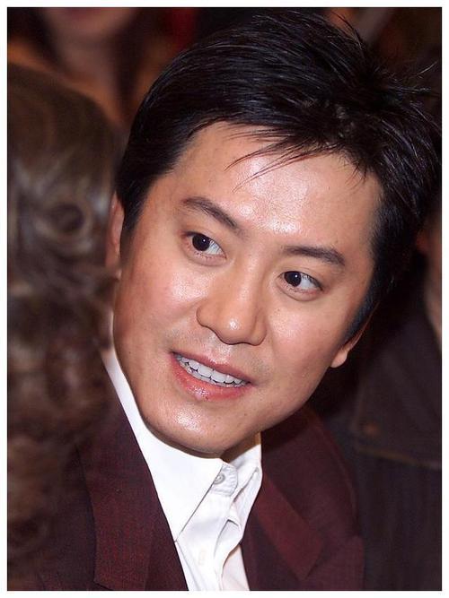 52岁毛宁商演捞金，搂富婆深情对唱，互动卖力被质疑整容