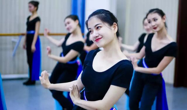 福建高校女生跳舞是谁(福建高校女子深夜在阳台跳舞)-天晟网