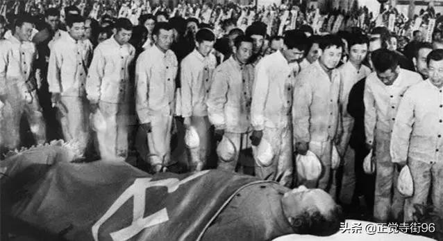 1976年，毛主席与世长辞，第二年一人来到纪念堂：主席，你醒醒吧