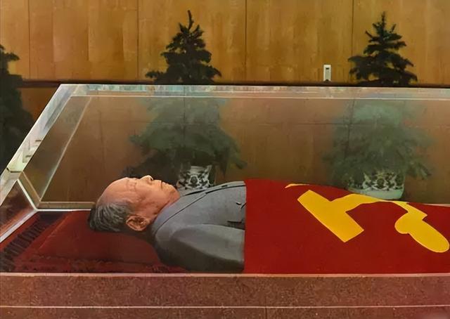 76年主席逝世，汪东兴看三遍悼词后提出一条意见，华国锋：我赞成