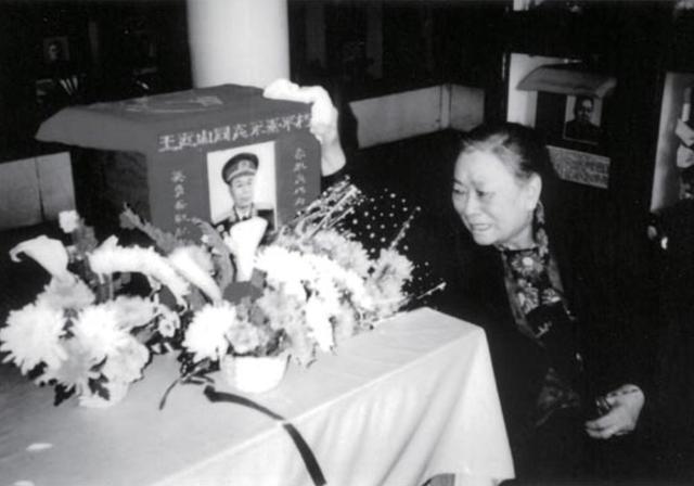 1978年李云龙原型王近山去世，临终遗言：死后不许前妻参加追悼会