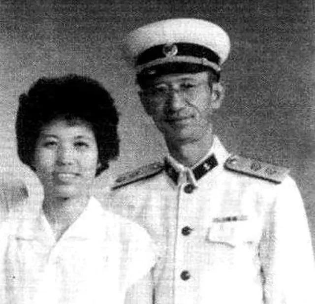 周希汉向17岁的周璇求婚，对方却不表态，陈赓拍板说：今天就结婚