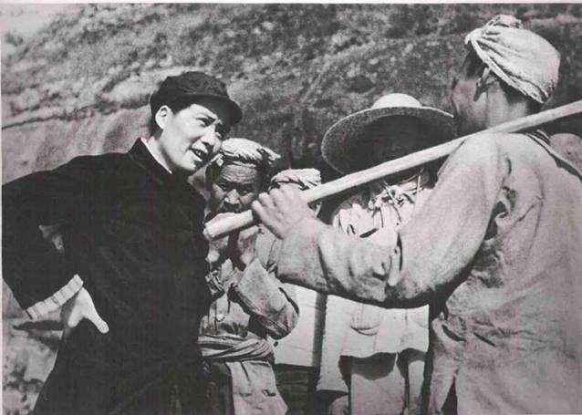 1958年毛主席到山东考察，笑着对一名干部说：小鬼，官不小嘛