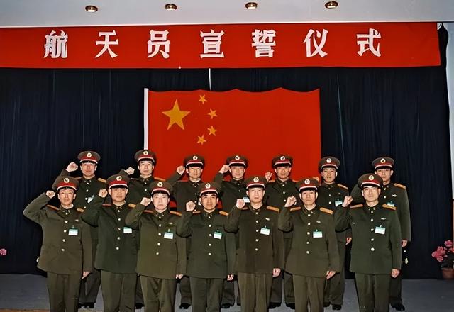 苦训24年无缘“飞天”，航天员邓清明：人生最坏，不过是大器晚成