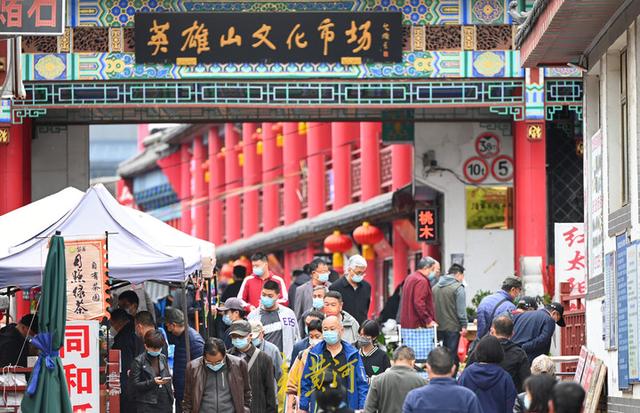 济南英雄山文化市场恢复开放，市民开启逛地摊模式