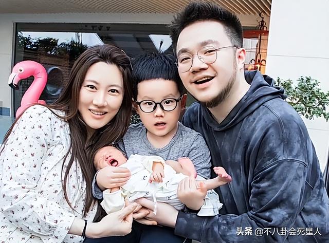 巴图晒全家福，大儿子像宋丹丹，老二像妈妈，网友：摆脱英达基因
