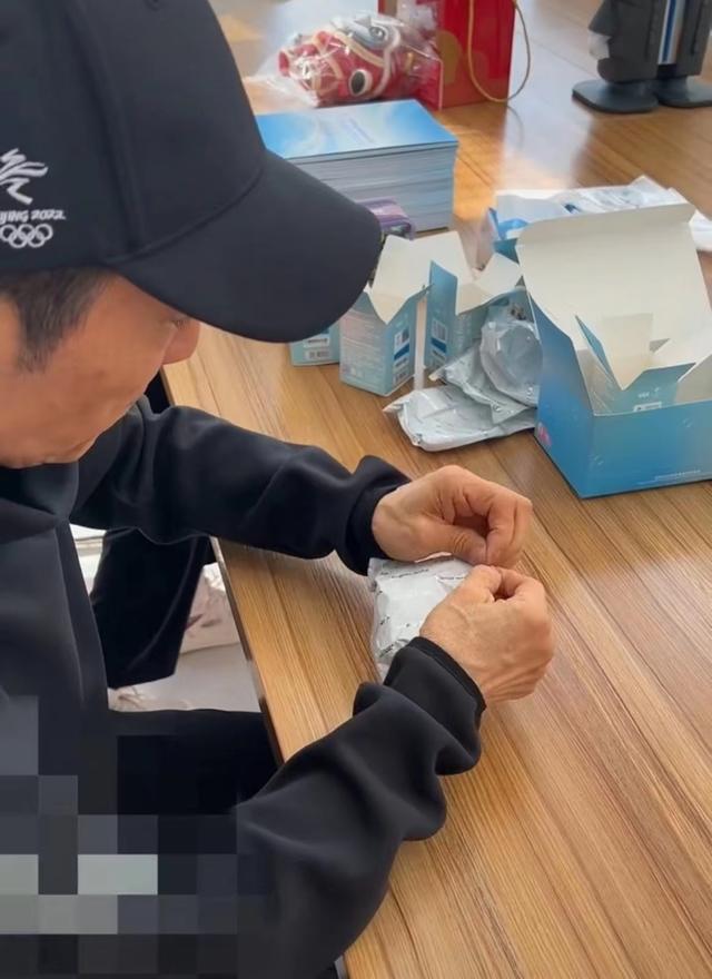 71岁张艺谋身体状况引担忧，拆盲盒包装双手颤抖，两鬓斑白脸消瘦