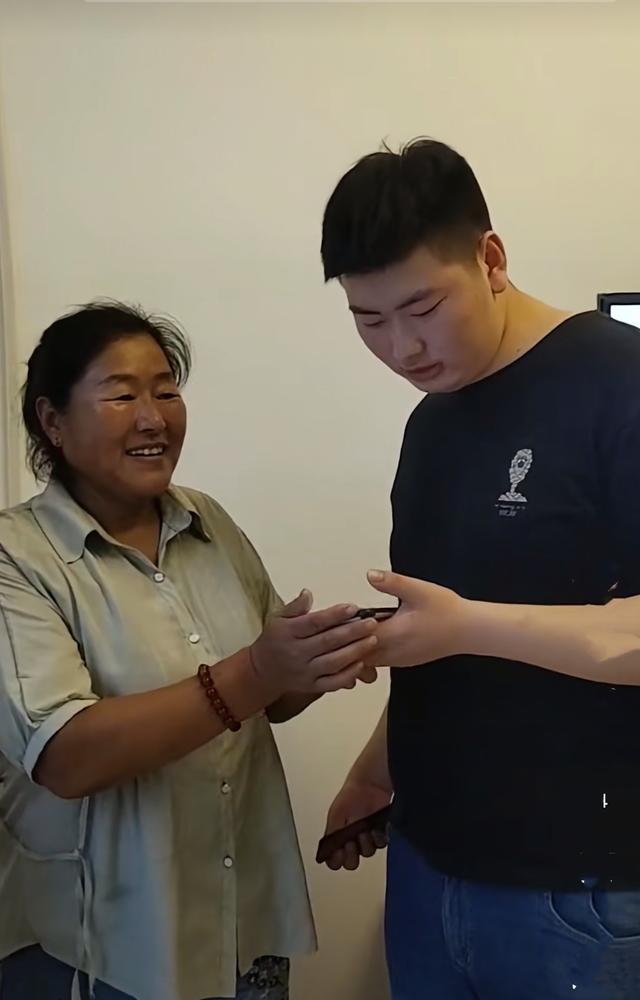 朱单伟订婚后首次直播，亲侄子侄媳出镜爆料：他为了婚礼积极瘦身