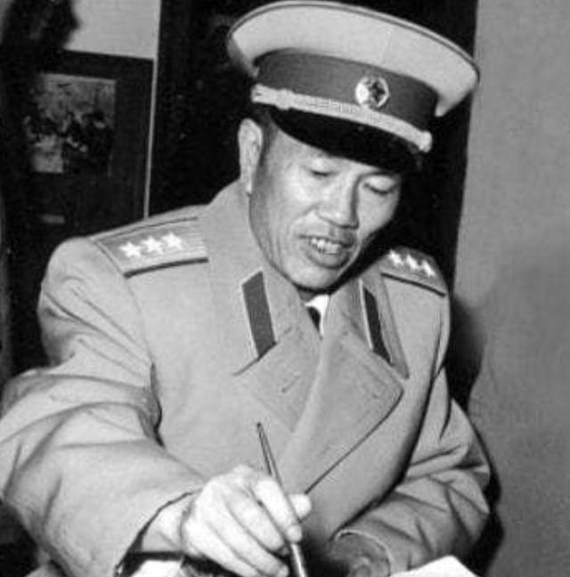 1952年彭德怀回国，邓华请求粟裕接替总指挥，毛主席为何拒绝？