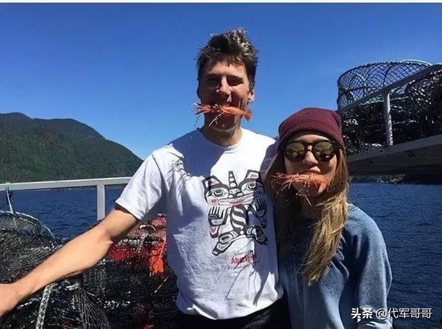 母亲入狱8年被判无期，她在国外逍遥度日，网友嘲讽：真是云孝子