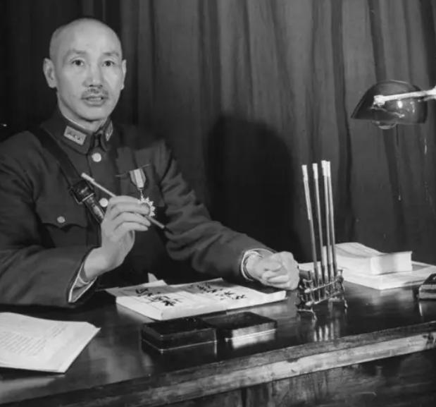 1956年陈赓带一少年来到中南海，碰见周恩来，陈赓：你看他像谁？