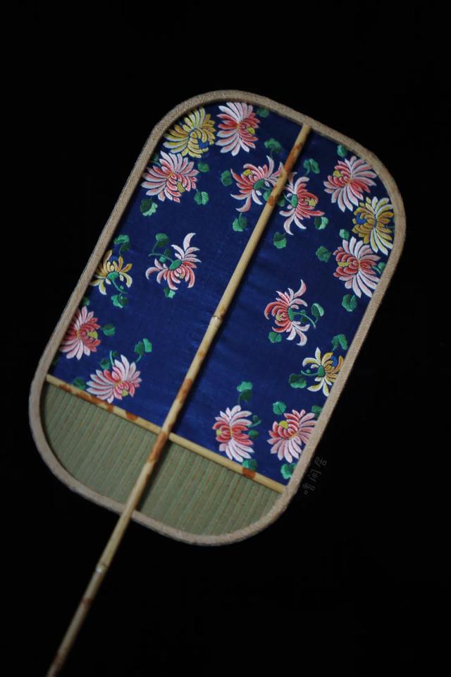 摇扇子跳舞(摇扇子跳舞表情包)-天晟网