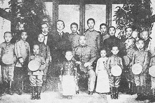 袁世凯生命最后时刻：一顿饭顶秘书十天饭量，像只鸭子般摇摇晃晃