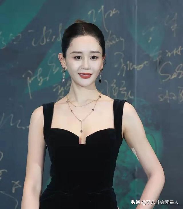 开年红毯大比拼！有人又肿又僵，有人妆容怪异，没想到是她赢了