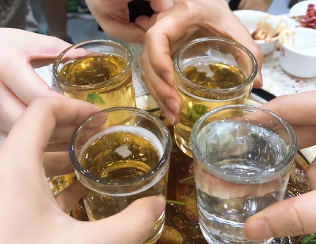 每天坚持喝少量白酒，身体会有什么变化？这4个好处“悄然来临”