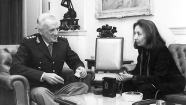 80年记者问邓小平：天安门毛主席像是否永远保留？邓小平如何作答