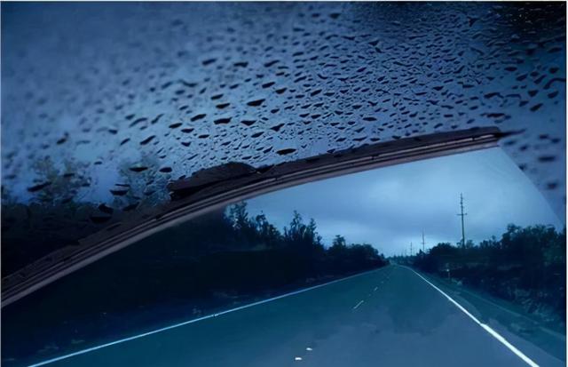 雨刮器刮玻璃有呱呱响怎么解(雨刮器刮玻璃时有响声怎么解决)