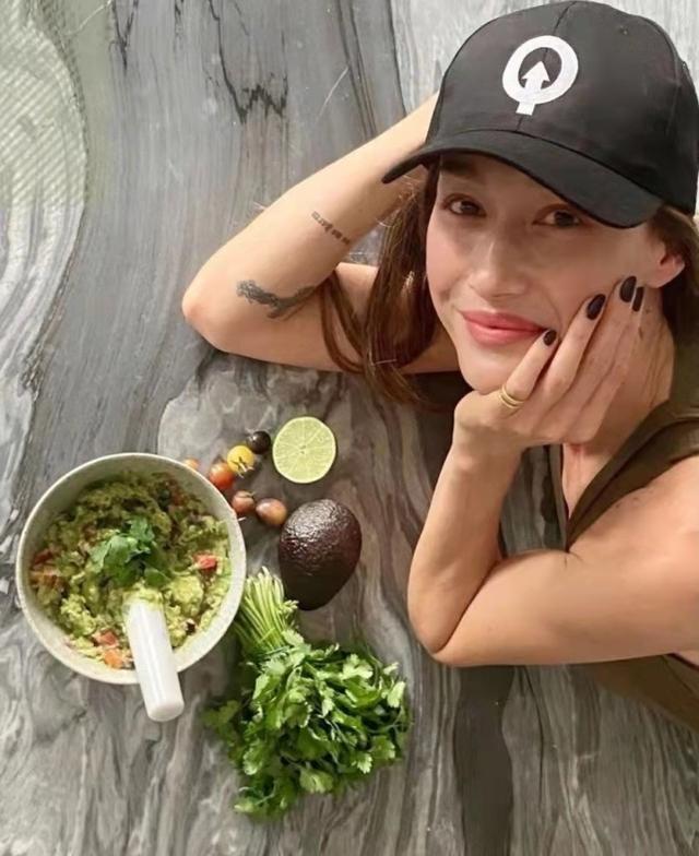 42岁MaggieQ，体重一直维持47KG，大方分享“5天轻食餐单”
