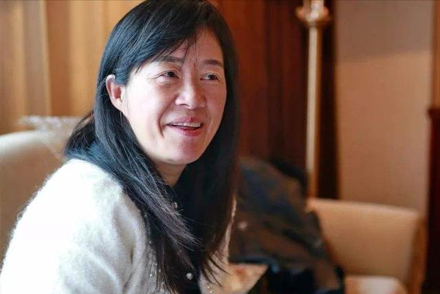带着残疾嫁人的余秀华，婚后生子还被嫌弃，成名后给钱给房要离婚