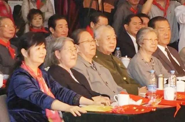 毛家人谁长得最像毛主席？侄女毛小青回复：李讷