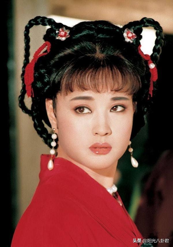 69岁刘晓庆做核酸检测狂卖萌，化浓妆开十级美颜，面容僵硬好吓人