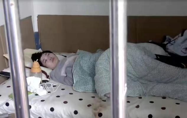 湖南一男子狠心抛弃瘫痪的女友，和别人结婚生子，女友：我理解他