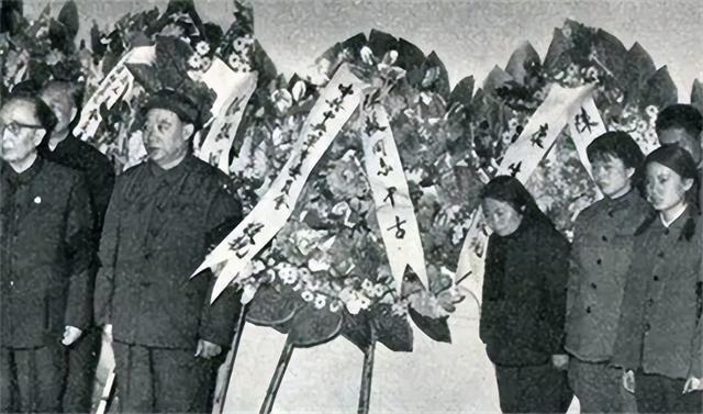 1972年，毛主席穿睡衣参加陈毅追悼会，遗孀眼含泪花：您怎么来了