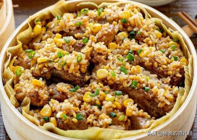 排骨搭配玉米，铺在糯米上一起蒸，鲜嫩味美，孩子爱吃的主食美味