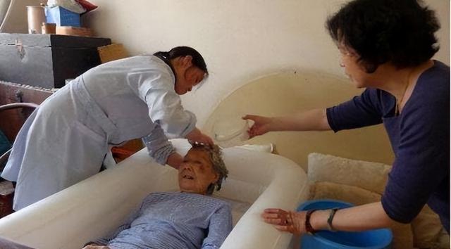 老人身上有一股“怪味”？医生：50岁后做好7件事，老了没味道