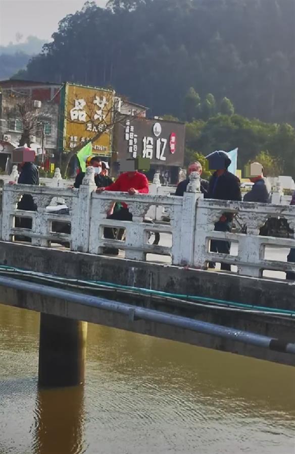 福建霞浦1人跳河6人施救，结果仅1人获救生还，溺水应如何施救？