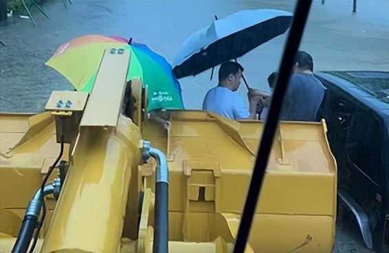 冷空气南下暴雨持续下，交警硬核救援刷遍朋友圈！