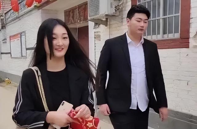 大衣哥儿子再次订婚，女方年轻漂亮，希望不会是下一个陈亚楠