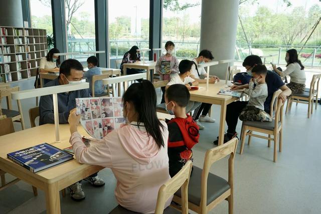 成都图书馆主题分馆天府人文艺术图书馆今日正式开馆