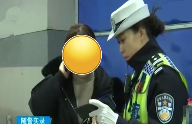 因汽车年审逾期被罚，女车主不服，新车不是6年免检吗？