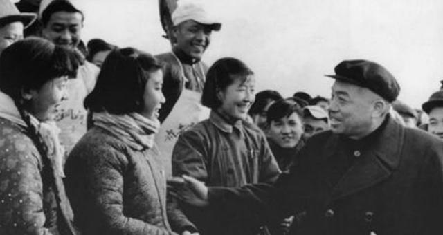 51年毛主席与周世钊见面，聊起抗美援朝，周：岸英去世怪彭老总吗
