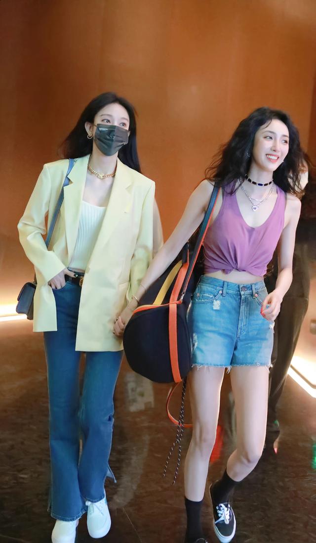 美艳姐妹花！王紫璇、张俪手牵手互动，后一位没露腿居然也没有输
