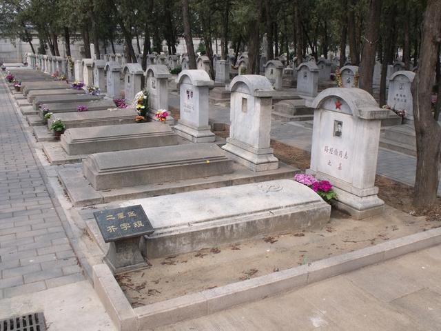 许光达逝世后，骨灰盒安置引发争议，毛主席：放到它应该放的地方