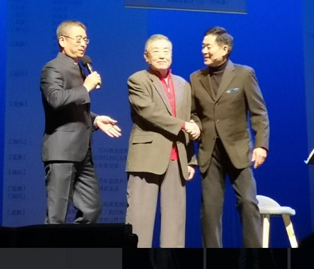 朱军时隔3年首登舞台表演！情绪激动说话哽咽，西装革履精神好-第4张图片-9158手机教程网