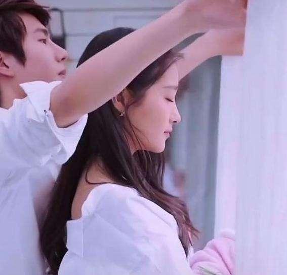网传鹿晗关晓彤已结婚！女方连续5年为鹿晗庆生，感情深厚很幸福