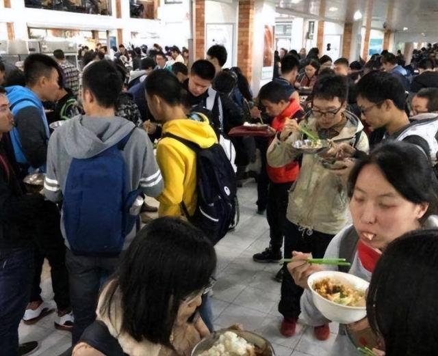 北大食堂“站饭图”走红，属“校园文化”见怪不怪，学霸真不好当